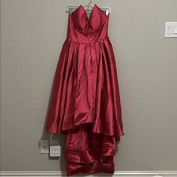 Hutch Sabrina Gown - Picture 2 of 9